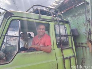 Terjebak Jalan Ambles di Tabanan, Supir Truk Tak Bisa Pulang hingga Stress
