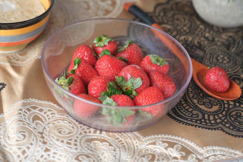 Makan Strawberry dan Kandungan Manfaatny