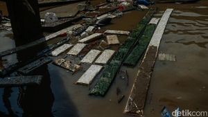 Tempe Terendam Banjir, Warga Bekasi Merugi Hingga Jutaan Rupiah