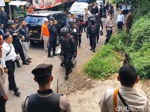 Istri dan Orang Tua Saifur Diperiksa soal Ledakan Bondet di Pasuruan Istri dan Orang Tua Saifur Diperiksa soal Ledakan Bondet di Pasuruan