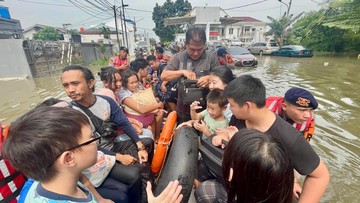 Brimob Polda Metro Evakuasi Anak Kejang dan Korban Banjir di Tangerang