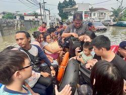 Brimob Polda Metro Evakuasi Anak Kejang dan Korban Banjir di Tangerang