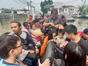 Brimob Polda Metro Evakuasi Anak Kejang dan Korban Banjir di Tangerang Brimob Polda Metro Evakuasi Anak Kejang dan Korban Banjir di Tangerang