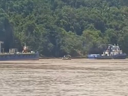 Tongkang Tabrak Taksi Perahu di Murung Raya, 3 Orang Hilang