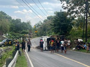 Truk Pasir Terguling di Tanjakan Pok Cucak Gunungkidul, Evakuasi Butuh 2 Jam Truk Pasir Terguling di Tanjakan Pok Cucak Gunungkidul, Evakuasi Butuh 2 Jam