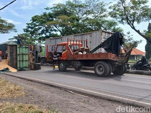 Truk Gandeng Terguling Tutup Jalur Pantura Bendungan Pasuruan Truk Gandeng Terguling Tutup Jalur Pantura Bendungan Pasuruan