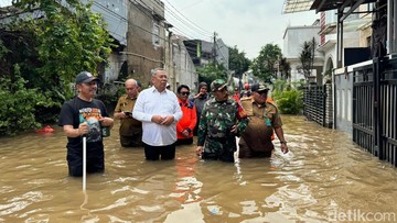 Walkot Benyamin Davnie Nyebur Tinjau Banjir di Pondok Aren