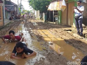 Mandi Lumpur Ala Warga Japura Kidul di Jalan Rusak Mandi Lumpur Ala Warga Japura Kidul di Jalan Rusak