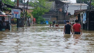Sungai Meluap hingga Banjir di Curug Tangerang, Kulkas Warga Terendam