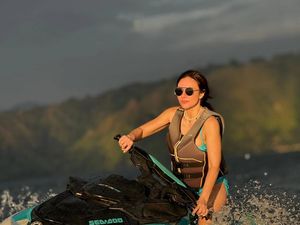 Foto: Aksi Wulan Guritno Main Jetski di Danau Toba Foto: Aksi Wulan Guritno Main Jetski di Danau Toba