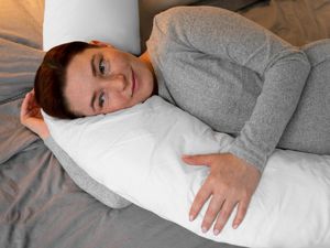 Sejarah Guling di Indonesia, Berawal dari Kesepian hingga Jadi Teman Tidur