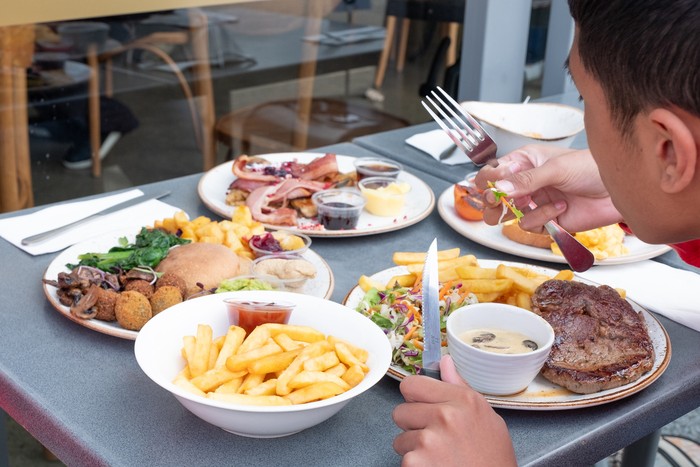 beberapa penyebab yang menyebabkan seseorang tetap merasa lapar meski gres saja makan Beberapa penyebab yang menyebabkan seseorang tetap merasa lapar meski gres saja makan