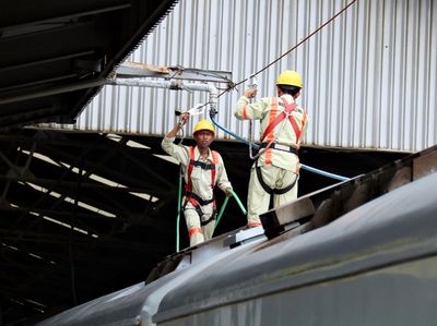 Begini Proses Pengisian Air Toilet di Kereta