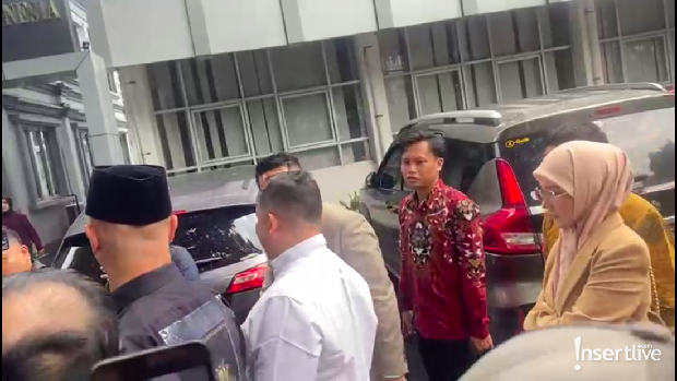 Ekspresi Mulan Jameela Saat Datangi KPAI Usai Anak Kena Bully