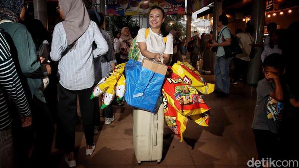 Fenomena Unik di Jakarta Fair, Borong Snack Pakai Koper