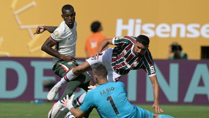Chelseas Senegalese striker #15 Nicolas Jackson fights for the ball with Fluminenses Brazilian defender #04 Ignacio and Brazilian goalkeeper #01 Fabio during the FIFA Club World Cup 2025 semifinal football match between Brazils Fluminense and Englands Chelsea at the MetLife stadium in East Rutherford, New Jersey on July 8, 2025. (Photo by JUAN MABROMATA / AFP)