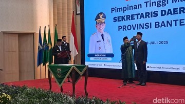 Andra Soni Lantik Deden Apriandhi sebagai Sekda Banten