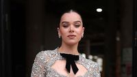 5 Gaya Ultra-Seksi Hailee Steinfeld di Paris Fashion Week, Perdana Pascanikah