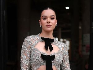 5 Gaya Ultra-Seksi Hailee Steinfeld di Paris Fashion Week, Perdana Pascanikah 5 Gaya Ultra-Seksi Hailee Steinfeld di Paris Fashion Week, Perdana Pascanikah