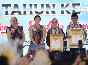 Selvi Ananda Bawa Rombongan Borong Kerajinan HUT Dekranas di Balikpapan Selvi Ananda Bawa Rombongan Borong Kerajinan HUT Dekranas di Balikpapan