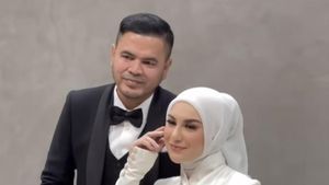 7 Foto Pemotretan Keluarga Irish Bella, Berkonsep Modern Hingga Adat Aceh