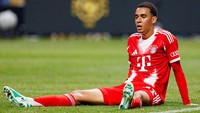 Jamal Musiala ganti nomor punggung dari 42 ke 10 di Bayern Munich. Apes buat Musiala, dirinya haruis absen di awal kompetisi karena cedera patah tulang fibula saat hadapi PSG di Piala Dunia Antarklub (Getty Images/Eurasia Sport Images)