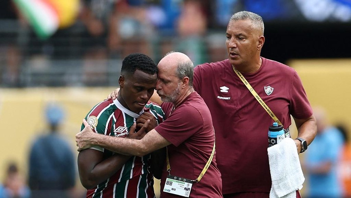 Jhon Arias menangis usai laga Fluminense vs Chelsea. (Foto: AFP/FRANCK FIFE)