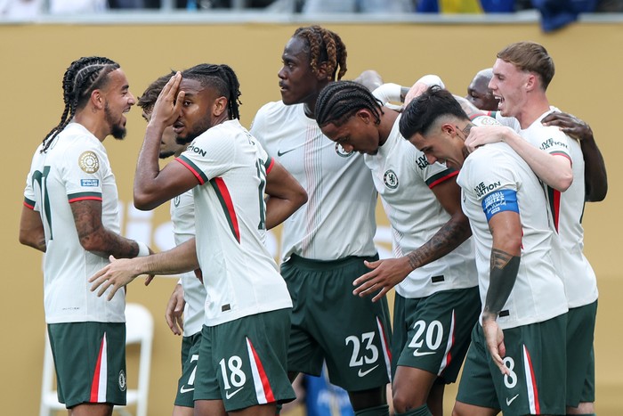 joao pedro chelsea fluminense vs chelsea piala dunia antarklub 2025 EAST RUTHERFORD, NEW JERSEY - JULY 08: Joao Pedro of Chelsea FC celebrates scoring his teams first goal with teammates during the FIFA Club World Cup 2025 semi-final match between Fluminense FC and Chelsea FC at MetLife Stadium on July 08, 2025 in East Rutherford, New Jersey. (Photo by Emilee Chinn - FIFA/FIFA via Getty Images)