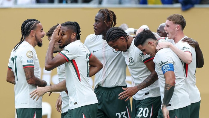 joao pedro chelsea fluminense vs chelsea piala dunia antarklub 2025 EAST RUTHERFORD, NEW JERSEY - JULY 08: Joao Pedro of Chelsea FC celebrates scoring his teams first goal with teammates during the FIFA Club World Cup 2025 semi-final match between Fluminense FC and Chelsea FC at MetLife Stadium on July 08, 2025 in East Rutherford, New Jersey. (Photo by Emilee Chinn - FIFA/FIFA via Getty Images)