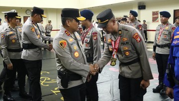 Kapolda Metro Beri Penghargaan 42 Anggota Berprestasi di Bidang Olahraga