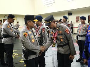 Kapolda Metro Beri Penghargaan 42 Anggota Berprestasi di Bidang Olahraga Kapolda Metro Beri Penghargaan 42 Anggota Berprestasi di Bidang Olahraga