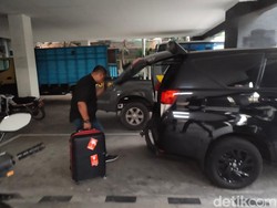 Hari Ketiga KPK di Lamongan Periksa 8 Saksi, Keluar Bawa 1 Koper