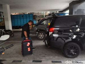 Hari Ketiga KPK di Lamongan Periksa 8 Saksi, Keluar Bawa 1 Koper Hari Ketiga KPK di Lamongan Periksa 8 Saksi, Keluar Bawa 1 Koper