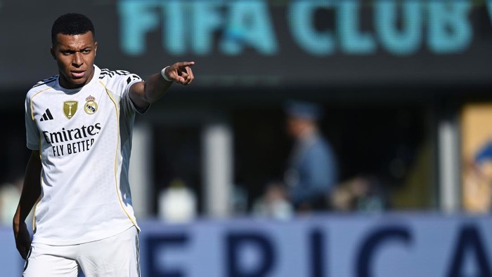 EAST RUTHERFORD, NEW JERSEY - JULY 05:  Kylian Mbappe of Real Madrid gestures during the FIFA Club World Cup 2025 quarter-final match between Real Madrid CF and Borussia Dortmund at MetLife Stadium on July 05, 2025 in East Rutherford, New Jersey. (Photo by Image Photo Agency/Getty Images)