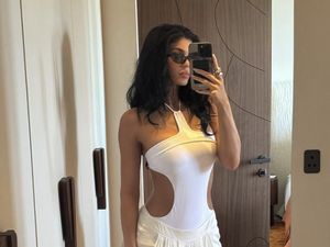 Kylie Jenner Pakai Baju Renang, Bekas Luka di Bawah Payudara Bikin Salfok Kylie Jenner Pakai Baju Renang, Bekas Luka di Bawah Payudara Bikin Salfok