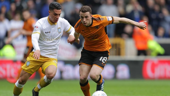 Liga Inggris WOLVERHAMPTON, ENGLAND - APRIL 28: Diogo Jose Teixeira da Silva of Wolverhampton Wanderers is challenged by Joey Pelupessy of Sheffield Wednesday during the Sky Bet Championship match between Wolverhampton Wanderers and Sheffield Wednesday at Molineux on April 28, 2018 in Wolverhampton, England. (Photo by Richard Heathcote/Getty Images)