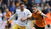Joey Pelupessy berupaya mengadang laju Diogo Jota. (Foto: Getty Images/Richard Heathcote)