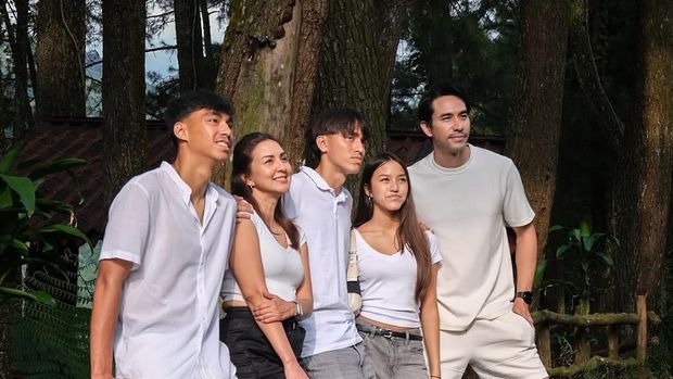 Keluarga Donna Agnesia dan Darius di Instagram miliknya.
