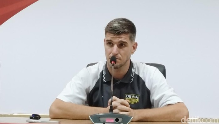 Reaksi Nick Kuipers Disoraki Bobotoh Sepanjang Laga
