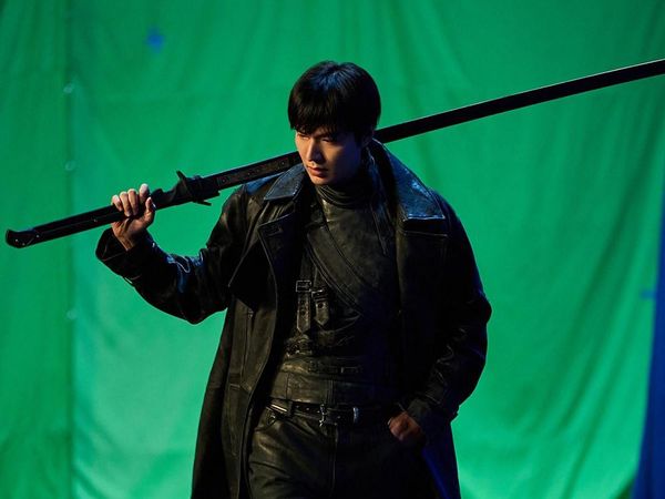 Aksi Ahn Hyo Seop-Lee Minho dalam Foto BTS Omniscient Reader