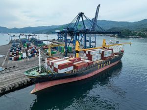Layanan Terminal Peti Kemas Bitung Kembali Normal Usai Insiden RTG