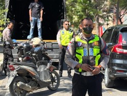 Polisi Gembosi Ban Mobil-Angkut Motor yang Parkir Sembarangan di Labuan Bajo