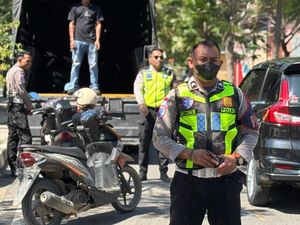 Polisi Gembosi Ban Mobil-Angkut Motor yang Parkir Sembarangan di Labuan Bajo Polisi Gembosi Ban Mobil-Angkut Motor yang Parkir Sembarangan di Labuan Bajo