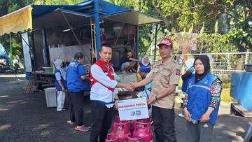 Pertamina Salurkan Bantuan Sembako untuk Korban Banjir di Mataram