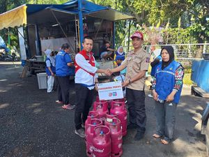 Pertamina Salurkan Bantuan Sembako untuk Korban Banjir di Mataram