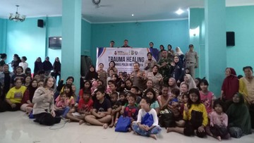 Polda Metro Turun Beri Trauma Healing Korban Banjir di Jati Padang Jaksel
