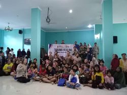 Polda Metro Turun Beri Trauma Healing Korban Banjir di Jati Padang Jaksel