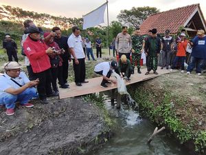 Polresta  Sidoarjo Tanam Jagung dan Tabur Benih Ikan di Lahan Pesantren