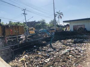 Sungai di Lombok Barat Dipenuhi Sampah, Pejabat Salahkan Desain Jembatan Sungai di Lombok Barat Dipenuhi Sampah, Pejabat Salahkan Desain Jembatan