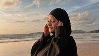 Momen Rae Lil Black yang Sudah Tobat Nikmati Sunset di Phuket